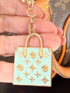 Louis Vuitton EUC stamped Mini
Bag Charm/Keychain/
Tiffany Blue & Gold